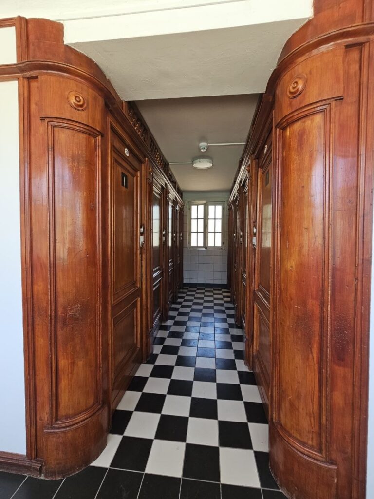 Las cabinas privadas son recomendables para guardar las pertenencias.